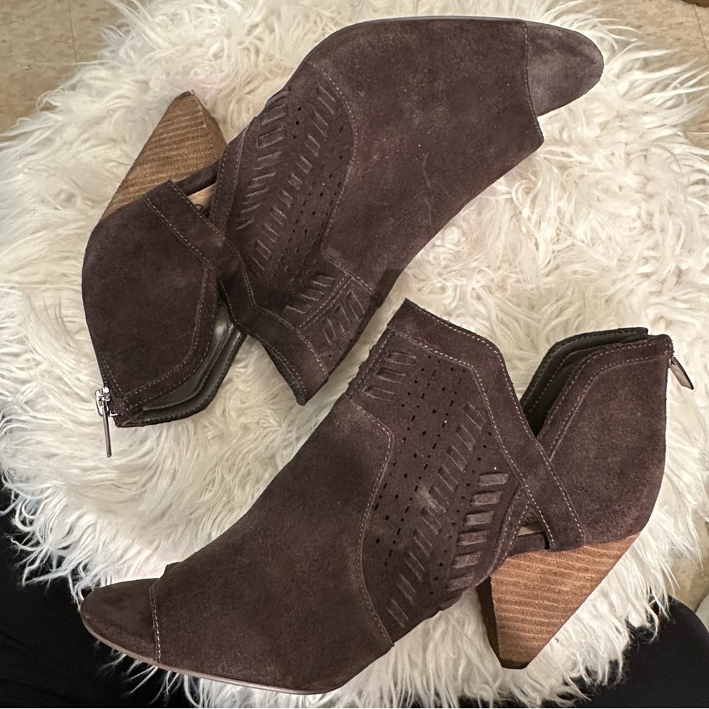 Vince Camuto Ebelin Suede
Cone-Heel Shootie Dark Grey Size 9.5 - Picture 2 of 8